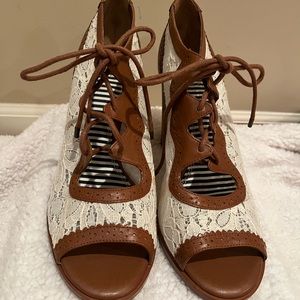 New without tags Gianni Bini open toe, lace up shoes in a size 9 1/2.
